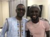 Youssou ndour est un homme modeste il arrive à la Tfm sans garde du corps et porte…